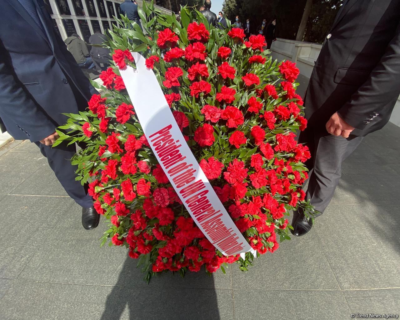 Председатель Генассамблеи ООН посетил могилу великого лидера Гейдара Алиева (ФОТО)
