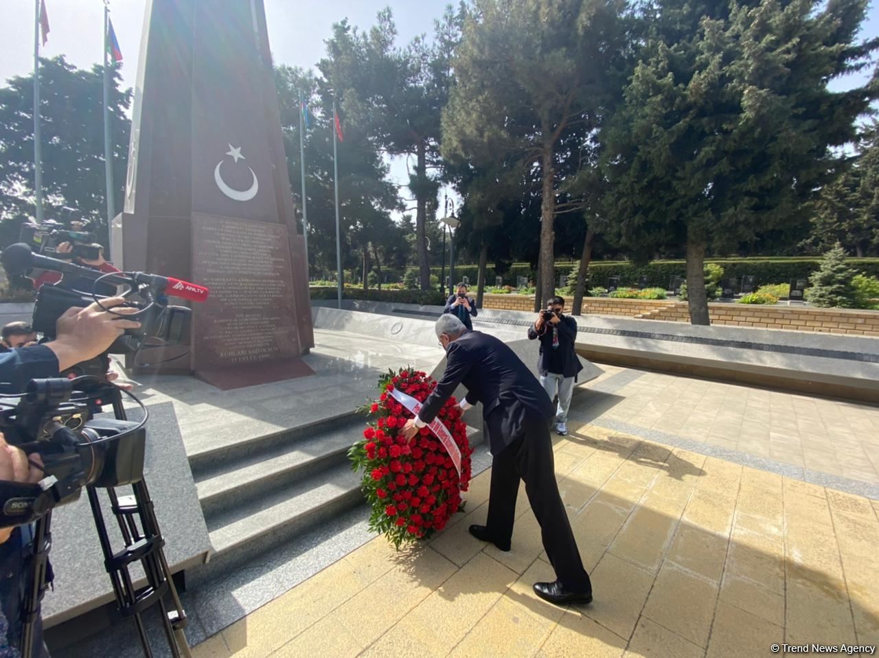 Председатель Генассамблеи ООН посетил могилу великого лидера Гейдара Алиева (ФОТО)