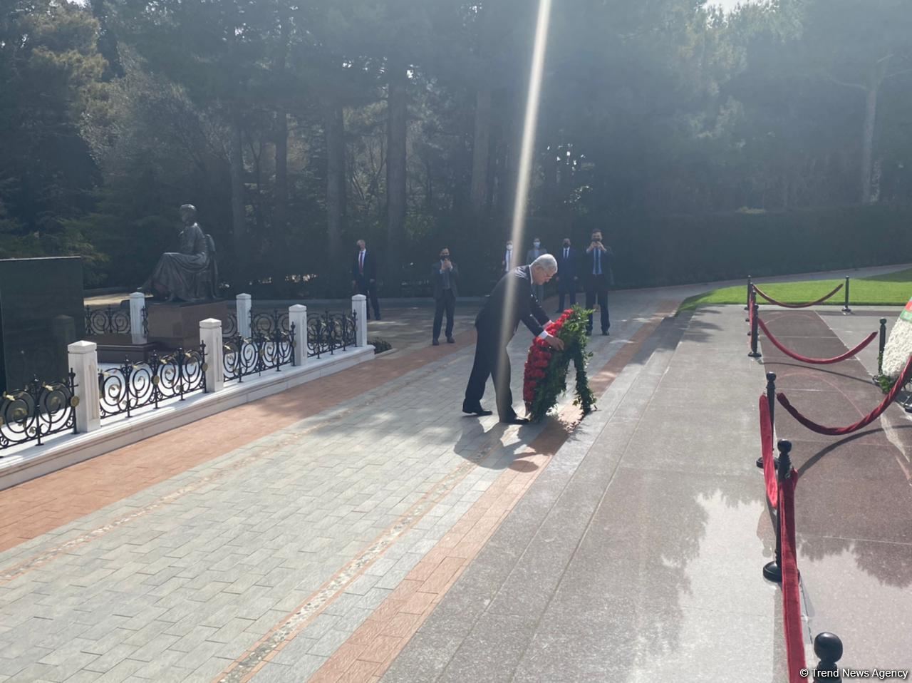 Председатель Генассамблеи ООН посетил могилу великого лидера Гейдара Алиева (ФОТО)