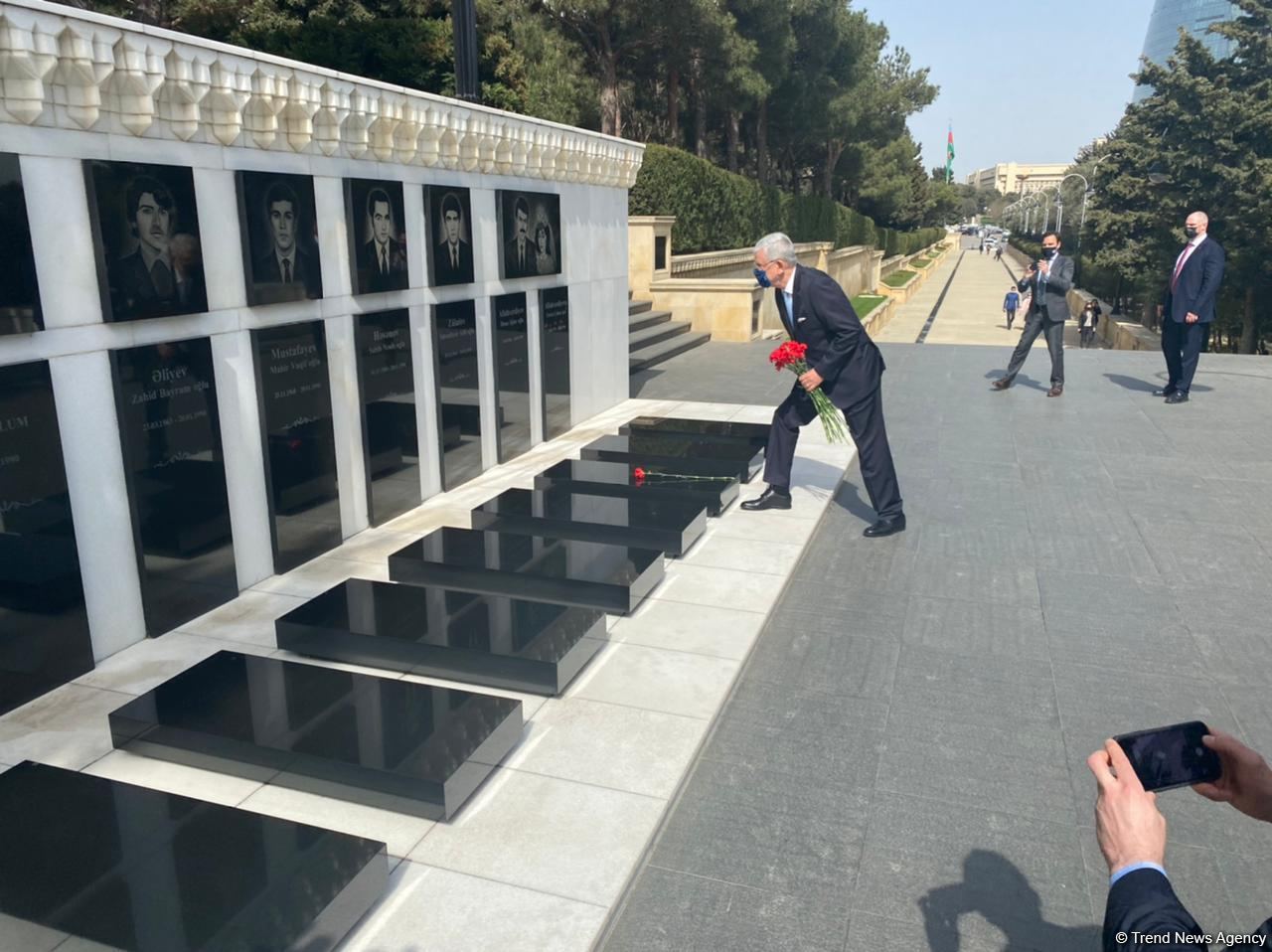 Председатель Генассамблеи ООН посетил могилу великого лидера Гейдара Алиева (ФОТО)
