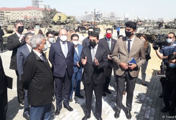 Представители ведущих аналитических центров мира находятся в Парке военных трофеев в Баку (ФОТО)