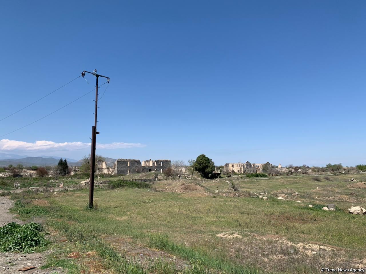 Группа азербайджанских журналистов совершила поездку в Агдам (ФОТО)