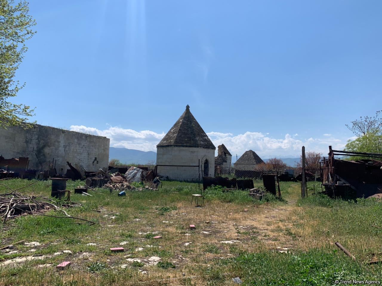 Группа азербайджанских журналистов совершила поездку в Агдам (ФОТО)