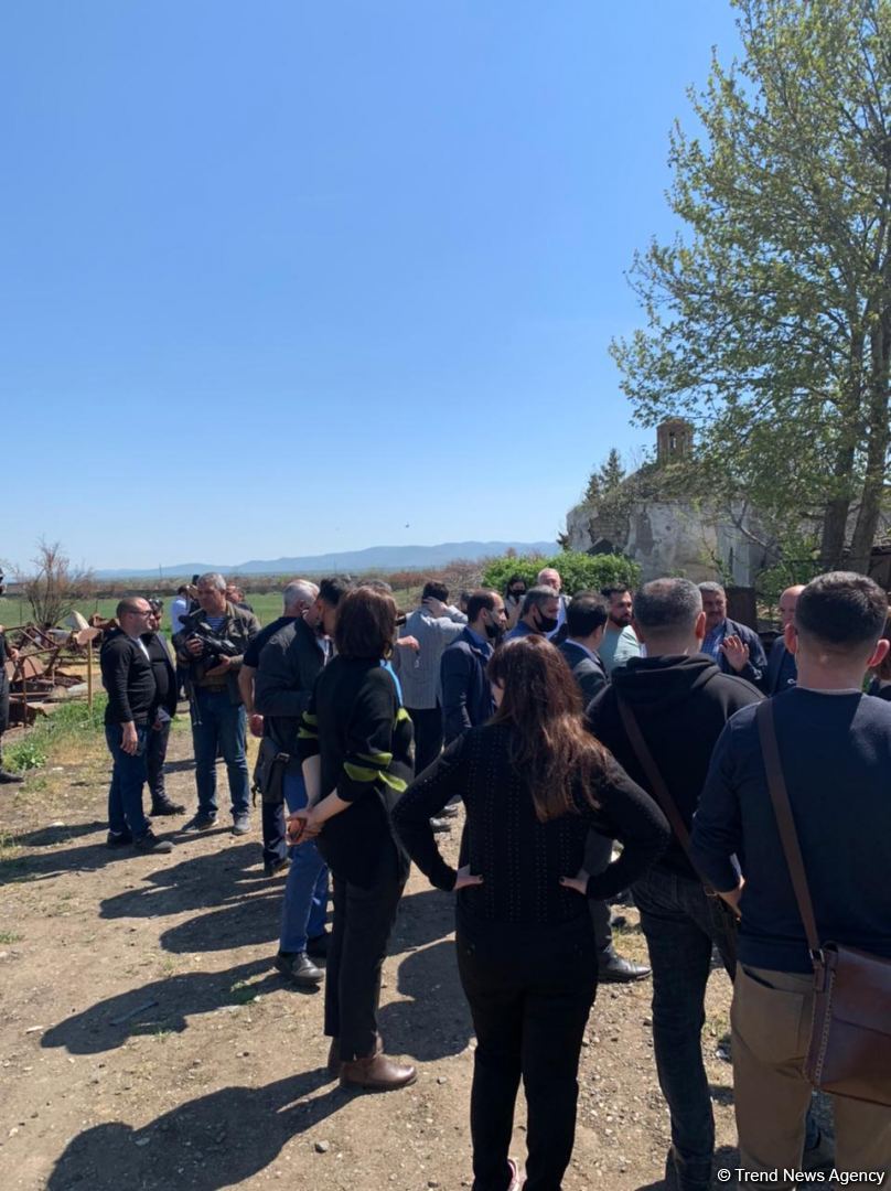 Группа азербайджанских журналистов совершила поездку в Агдам (ФОТО)