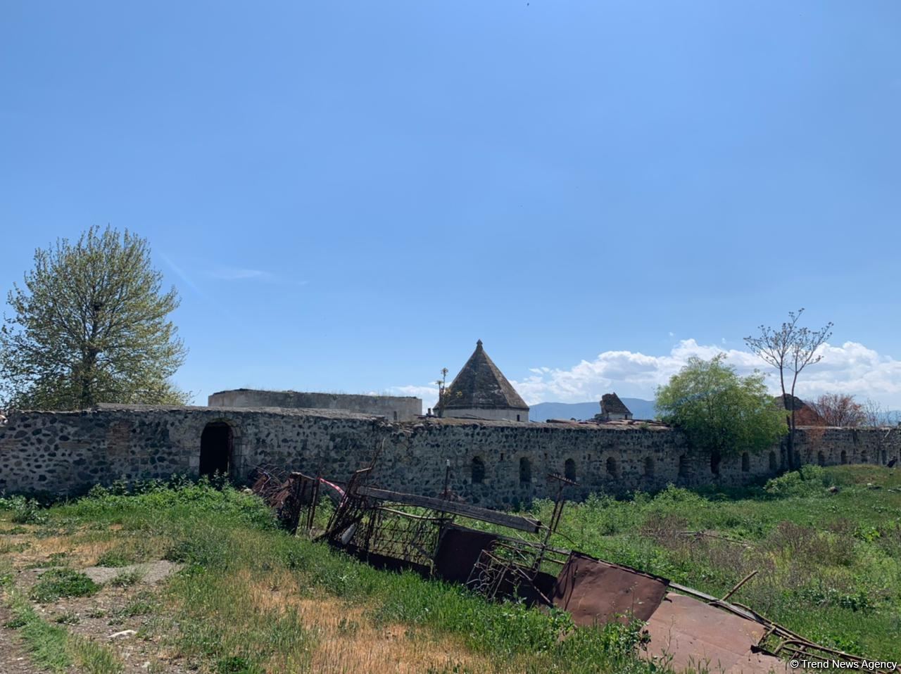 Группа азербайджанских журналистов совершила поездку в Агдам (ФОТО)