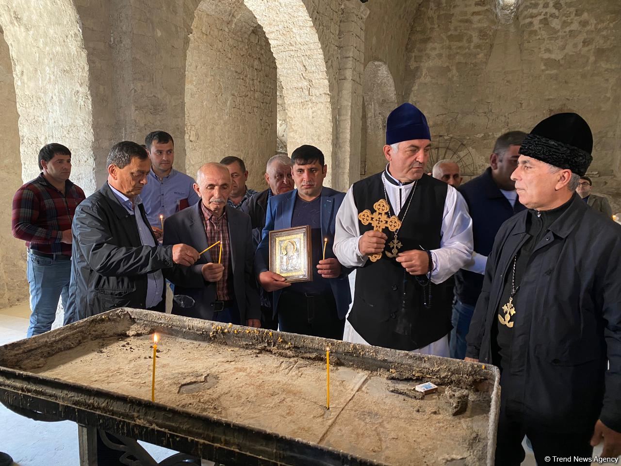 Члены Албано-удинской христианской религиозной общины Азербайджана в древнем албанском храме в селе Туг - Trend TV (ФОТО)