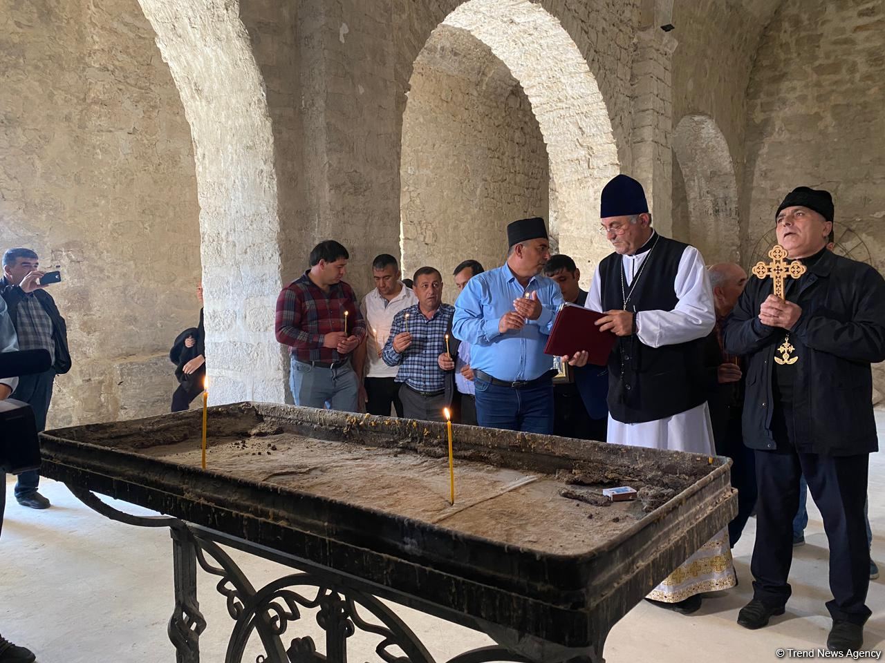 Члены Албано-удинской христианской религиозной общины Азербайджана в древнем албанском храме в селе Туг - Trend TV (ФОТО)