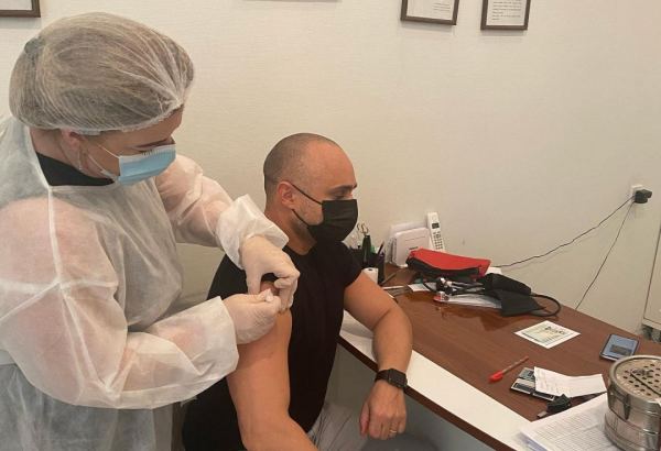 Народный артист Азербайджана Мири Юсиф прошел вакцинацию от COVID-19