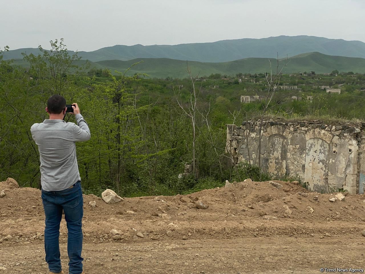 Продолжается визит израильских журналистов на освобожденные территории Азербайджана (ФОТО)