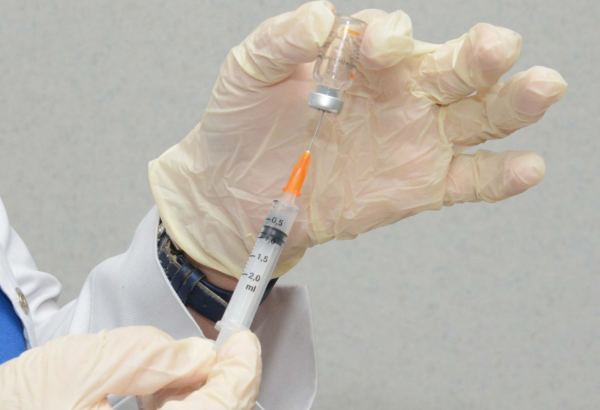 В Азербайджане пока не рекомендуется вакцинация от коронавируса лиц в возрасте младше 18 лет - Шахмар Мовсумов