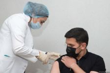 В Азербайджане вакцину от COVID-19 получили еще около 80 журналистов (ФОТО)