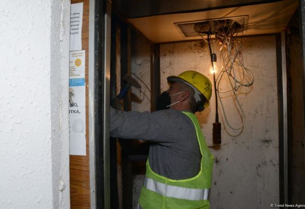 В трех районах Баку началась замена старых лифтов