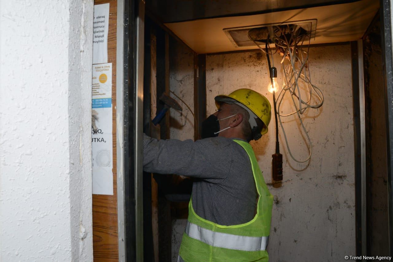В трех районах Баку началась замена старых лифтов