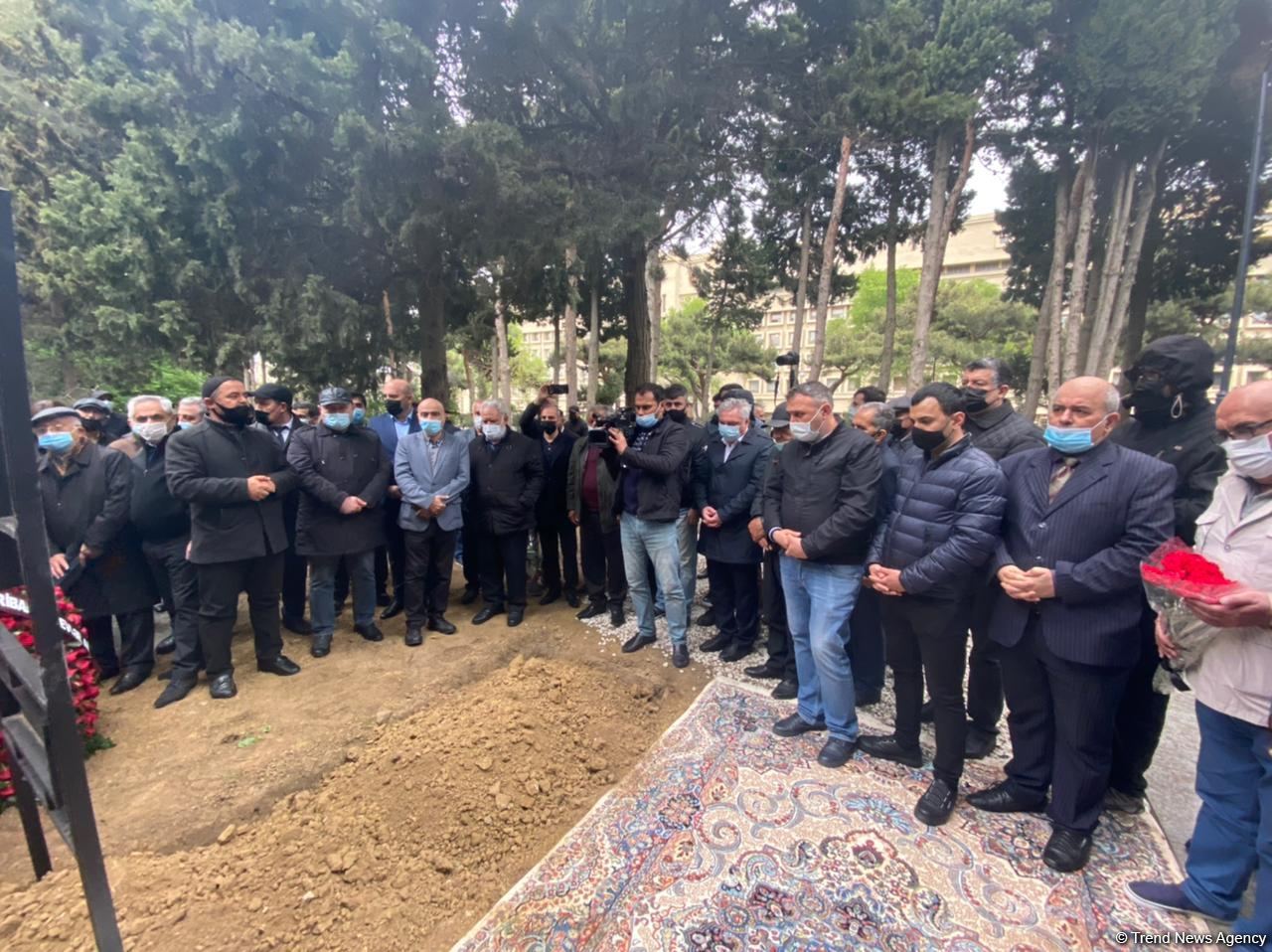 В Баку прошли похороны народного поэта Фикрета Годжи (ФОТО/ВИДЕО)