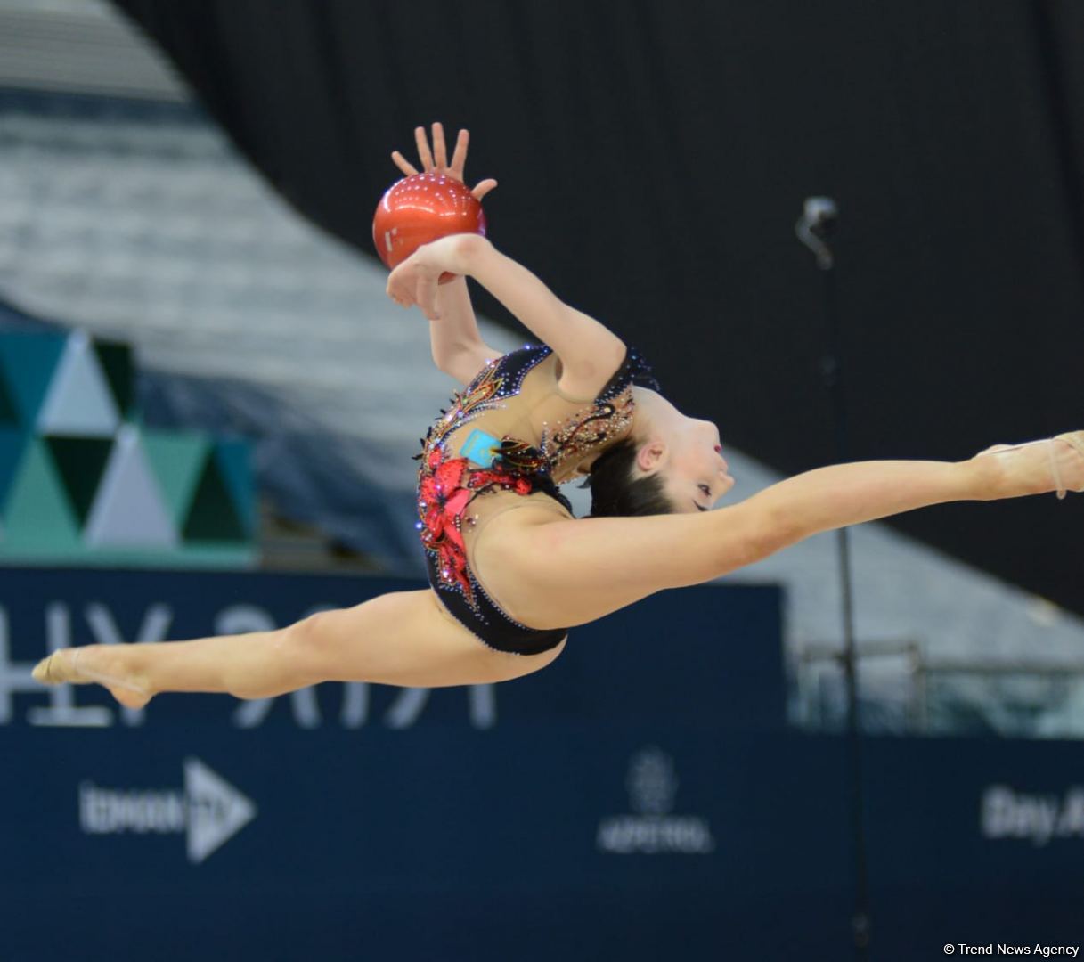 В Баку стартовал первый день соревнований Кубка мира по художественной гимнастике (ФОТО)