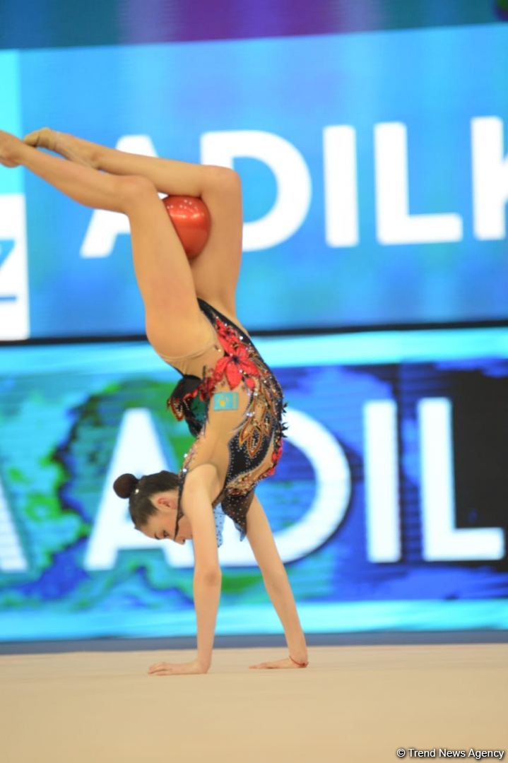 В Баку стартовал первый день соревнований Кубка мира по художественной гимнастике (ФОТО)