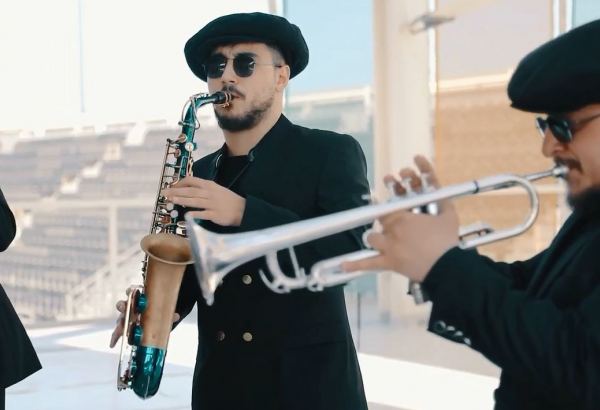 Эйюб Ягубов создал оркестр BigBand - "бакылы гагашлар" в кепках-"аэродромах" (ВИДЕО)
