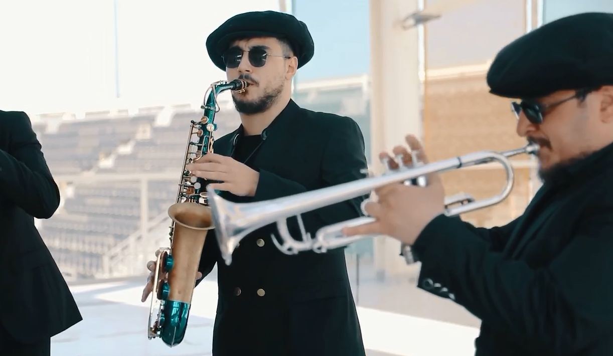 Эйюб Ягубов создал оркестр BigBand - "бакылы гагашлар" в кепках-"аэродромах" (ВИДЕО)