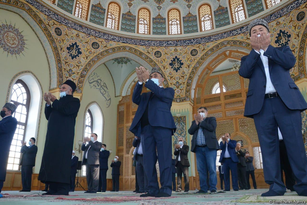 В мечети Тезепир в Баку совершен праздничный намаз (ФОТО)
