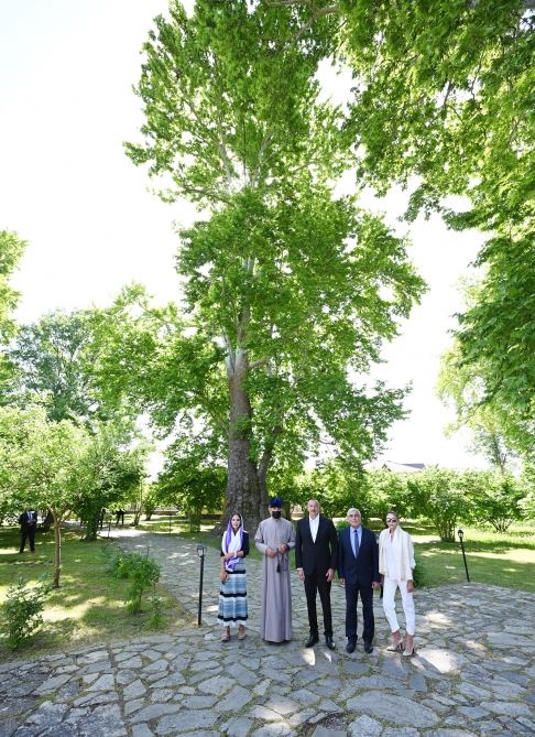 Президент Ильхам Алиев и Первая леди Мехрибан Алиева посетили среднюю школу №1 в поселке Нидж и церковь Святого Елисея «Чотари» (ФОТО)