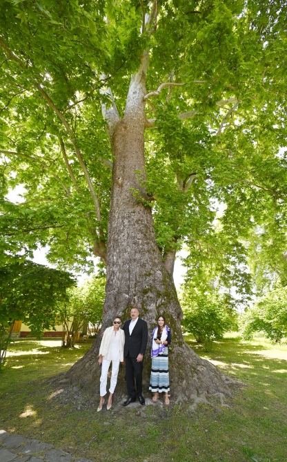 Президент Ильхам Алиев и Первая леди Мехрибан Алиева посетили среднюю школу №1 в поселке Нидж и церковь Святого Елисея «Чотари» (ФОТО)