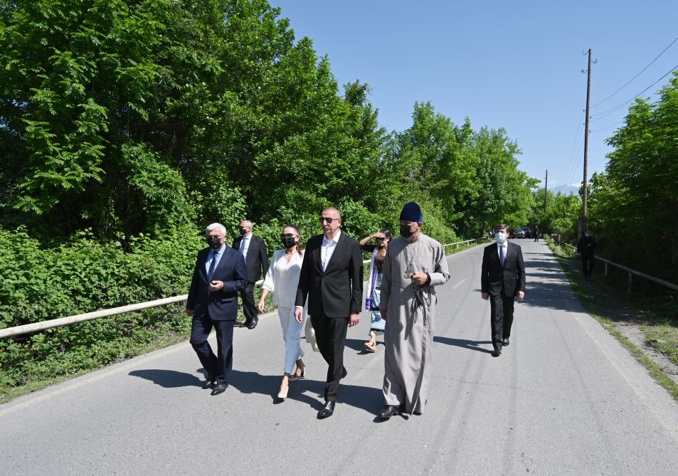 Президент Ильхам Алиев и Первая леди Мехрибан Алиева посетили среднюю школу №1 в поселке Нидж и церковь Святого Елисея «Чотари» (ФОТО)