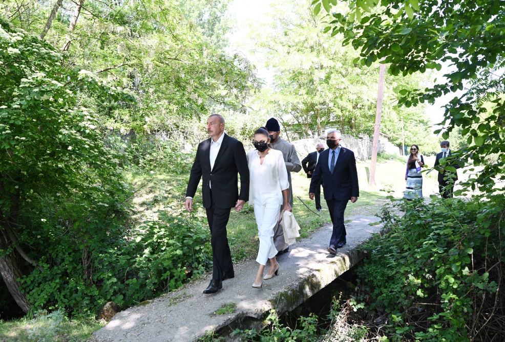 Президент Ильхам Алиев и Первая леди Мехрибан Алиева посетили среднюю школу №1 в поселке Нидж и церковь Святого Елисея «Чотари» (ФОТО)