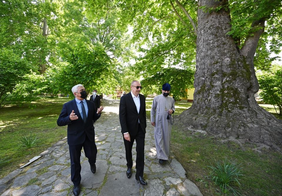 Президент Ильхам Алиев и Первая леди Мехрибан Алиева посетили среднюю школу №1 в поселке Нидж и церковь Святого Елисея «Чотари» (ФОТО)