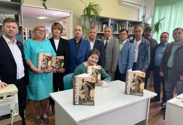 Казанским библиотекам переданы книги о героизме воинов и нефтяников Азербайджана (ФОТО)