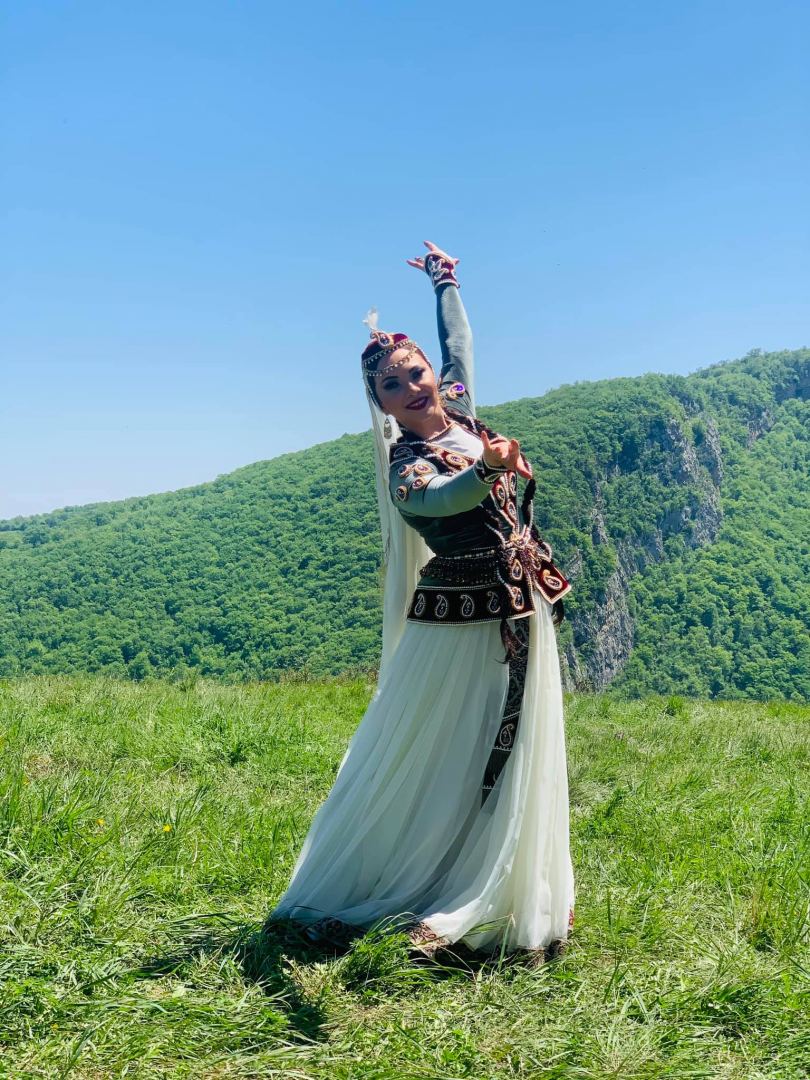 Летала на Джыдыр дюзю, как птица, а вокруг кружили бабочки - заслуженная артистка, танцовщица Этери Джафарова (ВИДЕО, ФОТО)