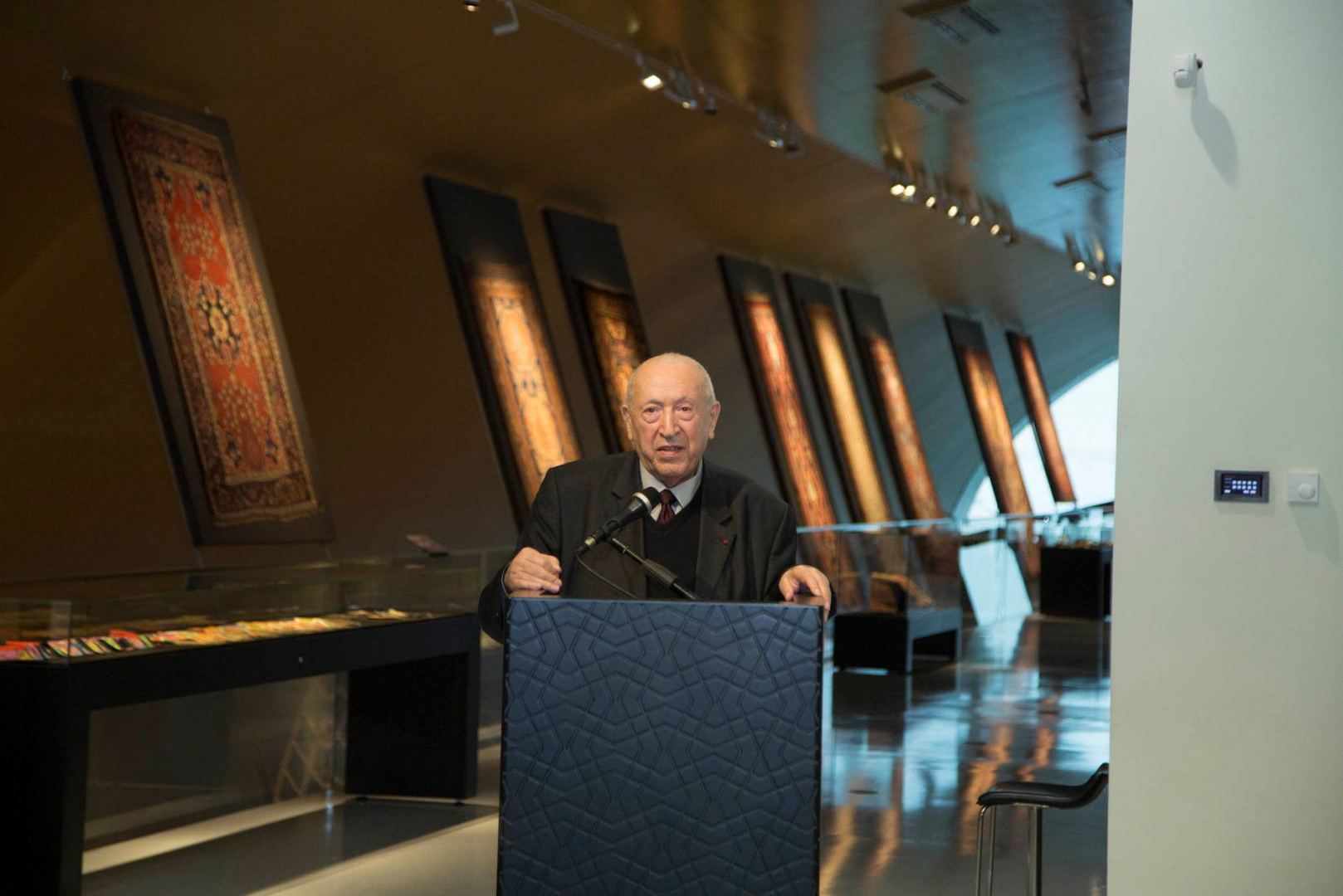 Работы Таира Салахова в коврах. "Было невероятно приятно наблюдать отношения с супругой, которую он трепетно любил" (ФОТО)