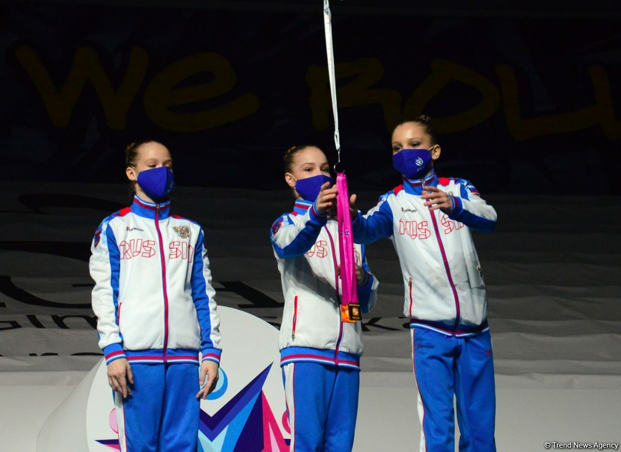 В Баку состоялась церемония награждения победителей Всемирных соревнований по аэробной гимнастике в индивидуальной программе у женщин и среди трио (ФОТО)
