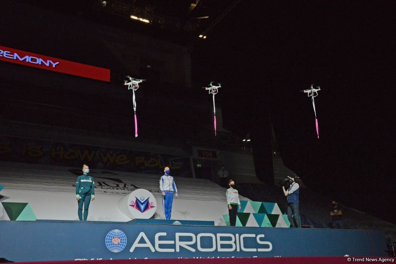 В Баку состоялась церемония награждения победителей Всемирных соревнований по аэробной гимнастике в индивидуальной программе у женщин и среди трио (ФОТО)