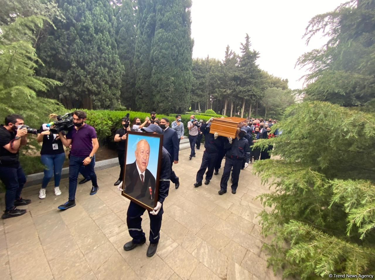 В Баку прошла церемония похорон народного художника Таира Салахова (ФОТО/ВИДЕО)