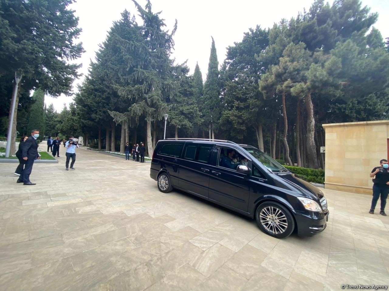 В Баку прошла церемония похорон народного художника Таира Салахова (ФОТО/ВИДЕО)