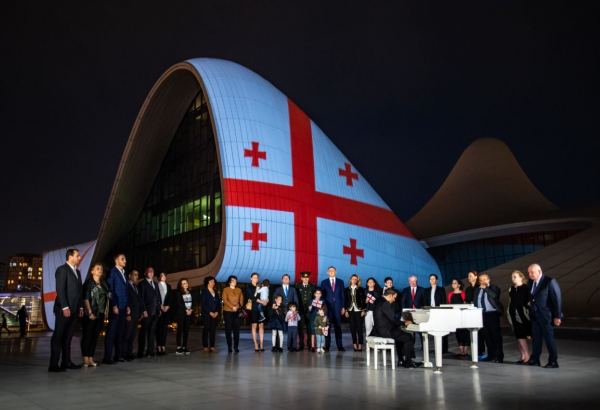 Здание Центра Гейдара Алиева освещено в цвета государственного флага Грузии