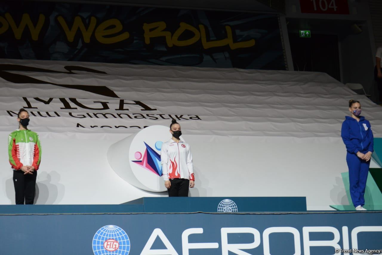 В Баку состоялась церемония награждения победителей ЧМ по аэробике среди трио и в индивидуальной программе у женщин (ФОТО)