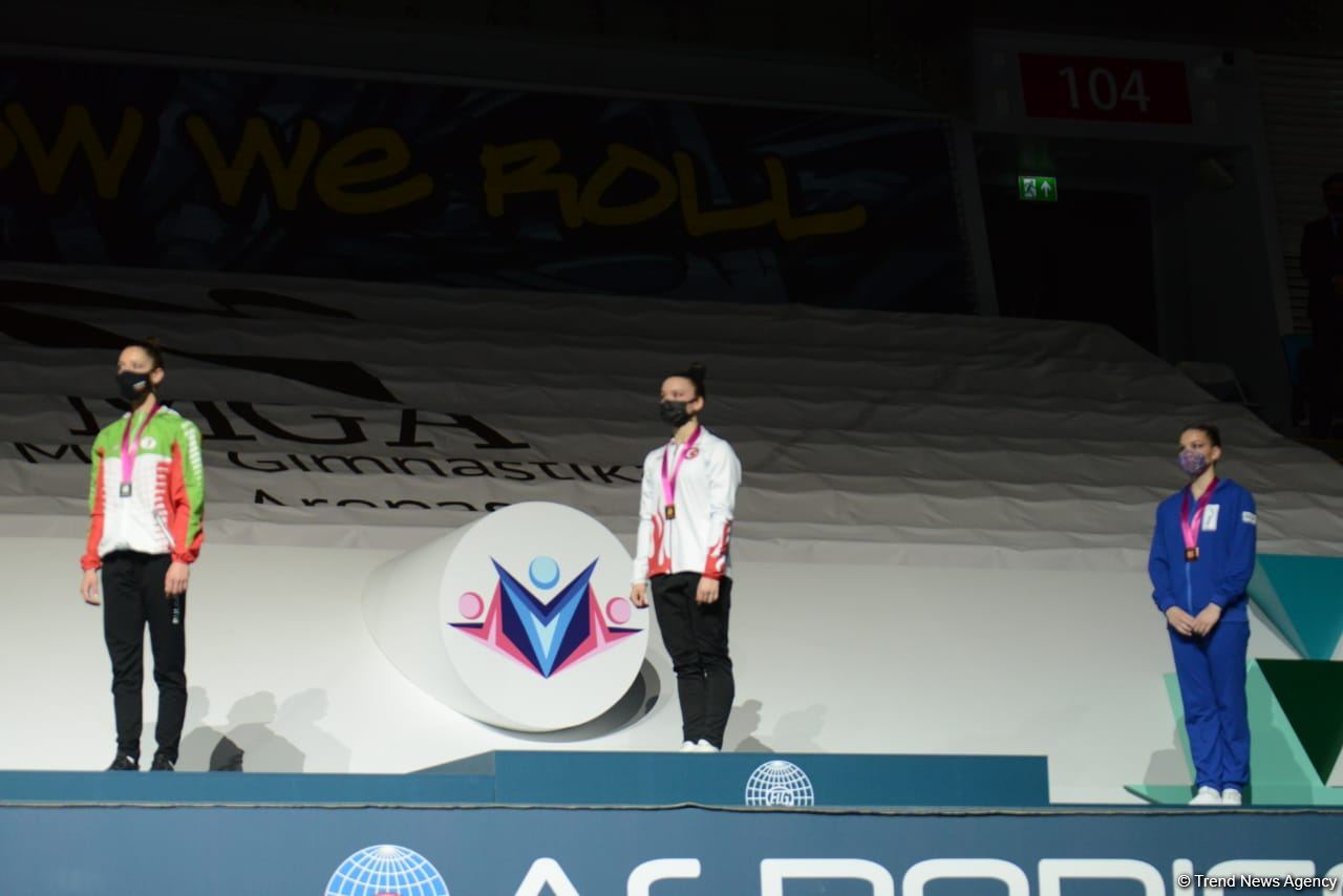 В Баку состоялась церемония награждения победителей ЧМ по аэробике среди трио и в индивидуальной программе у женщин (ФОТО)