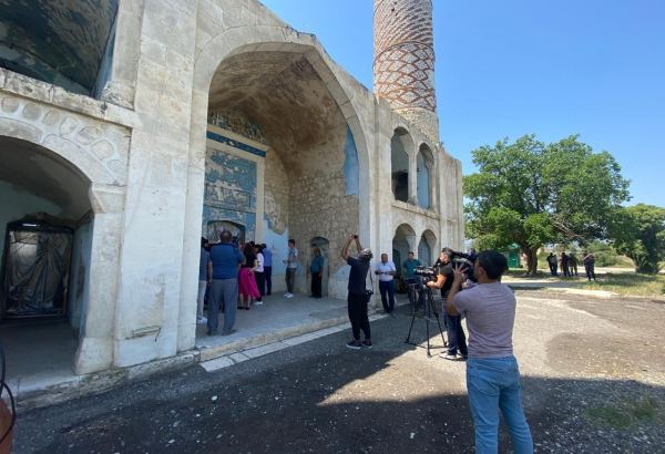 Зарубежные блогеры посетили Агдамскую мечеть (ФОТО)