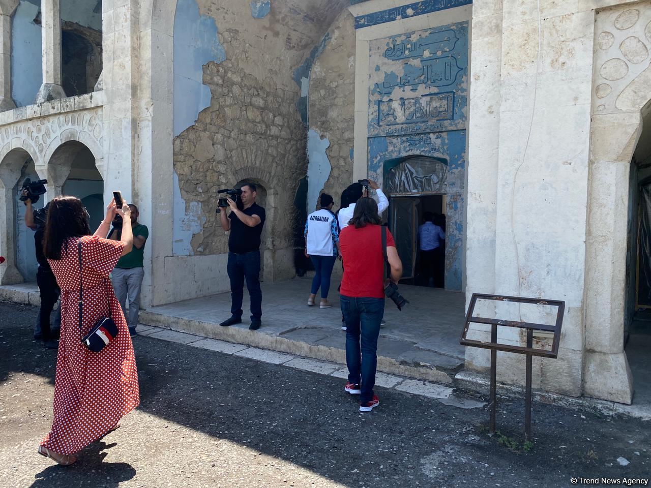 Зарубежные блогеры посетили Агдамскую мечеть (ФОТО)