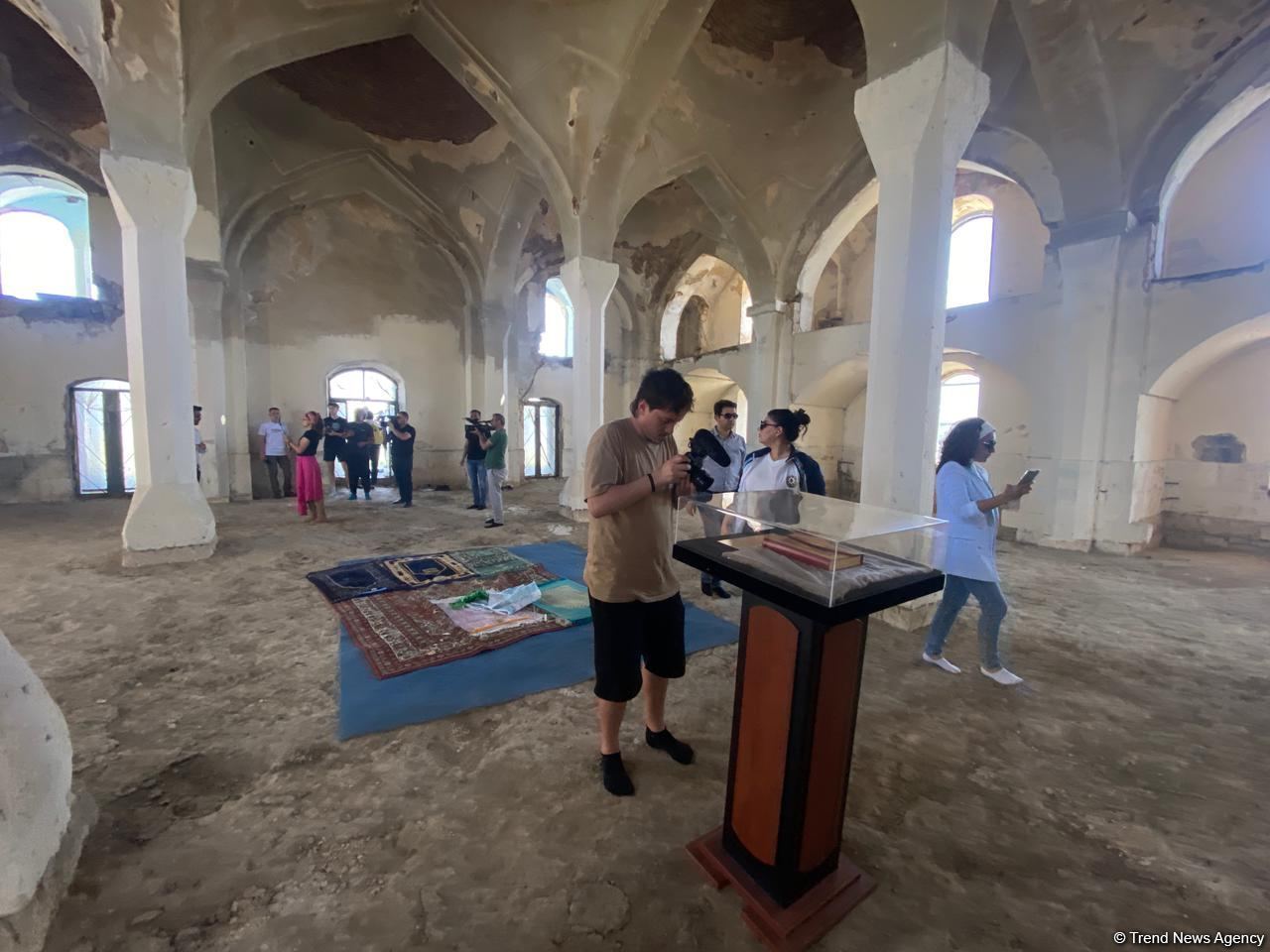 Зарубежные блогеры посетили Агдамскую мечеть (ФОТО)