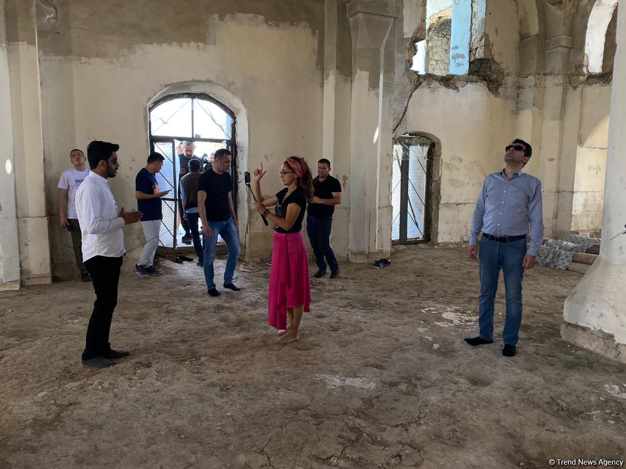 Зарубежные блогеры посетили Агдамскую мечеть (ФОТО)