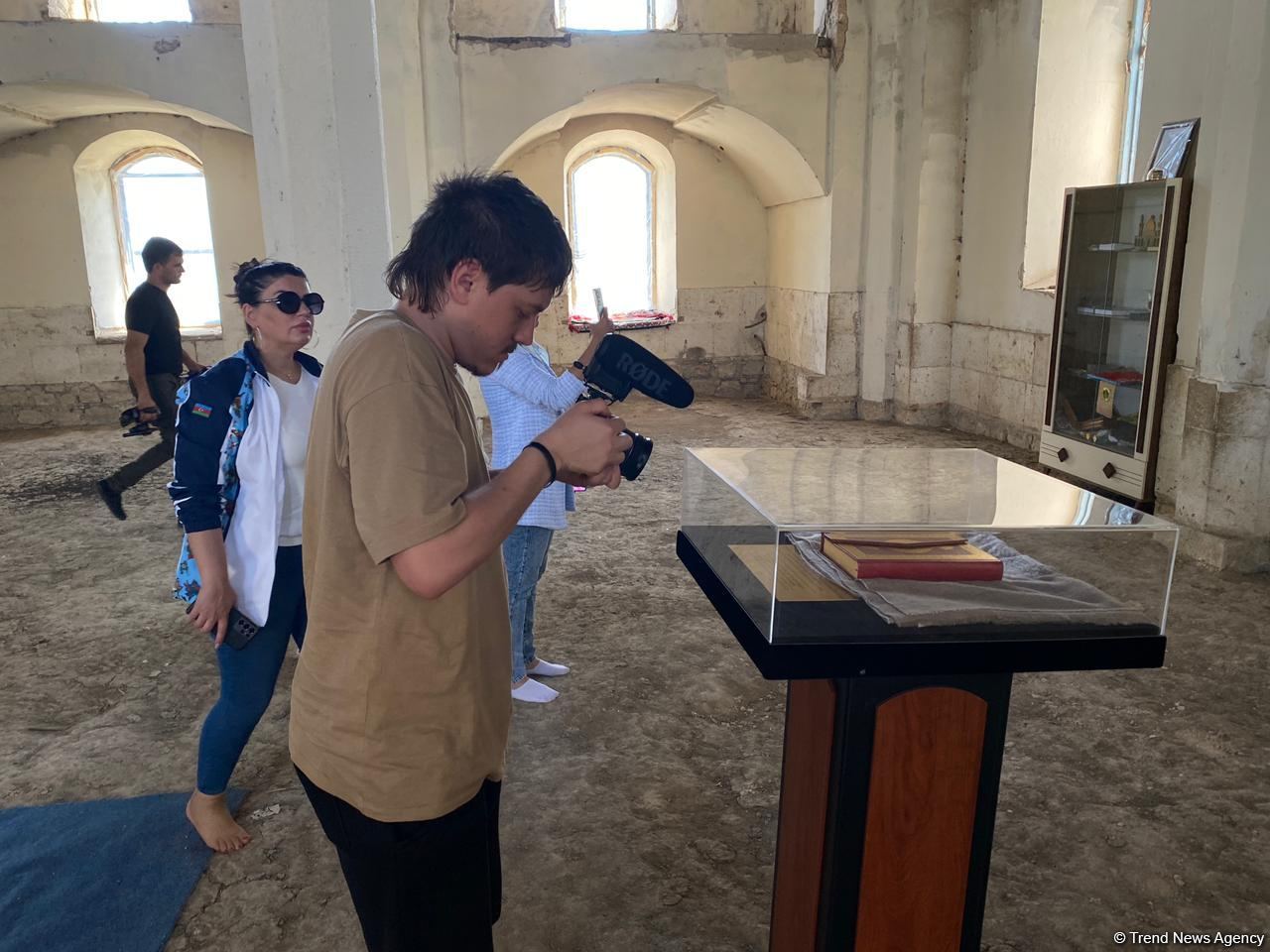 Зарубежные блогеры посетили Агдамскую мечеть (ФОТО)