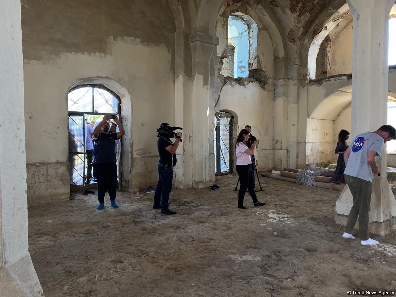 Зарубежные блогеры посетили Агдамскую мечеть (ФОТО)