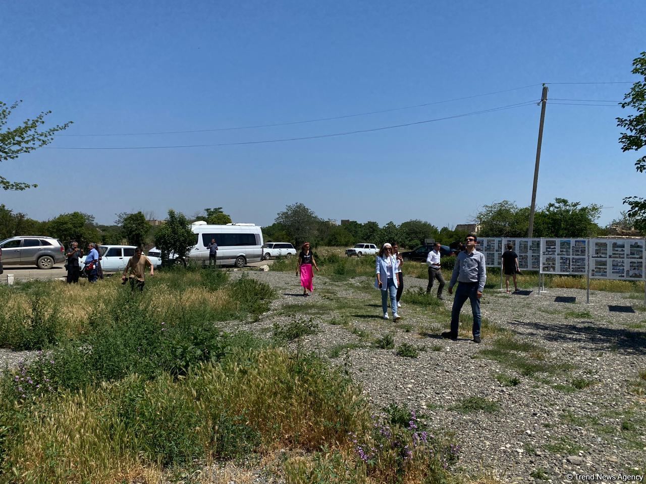 Зарубежные блогеры посетили Агдамскую мечеть (ФОТО)