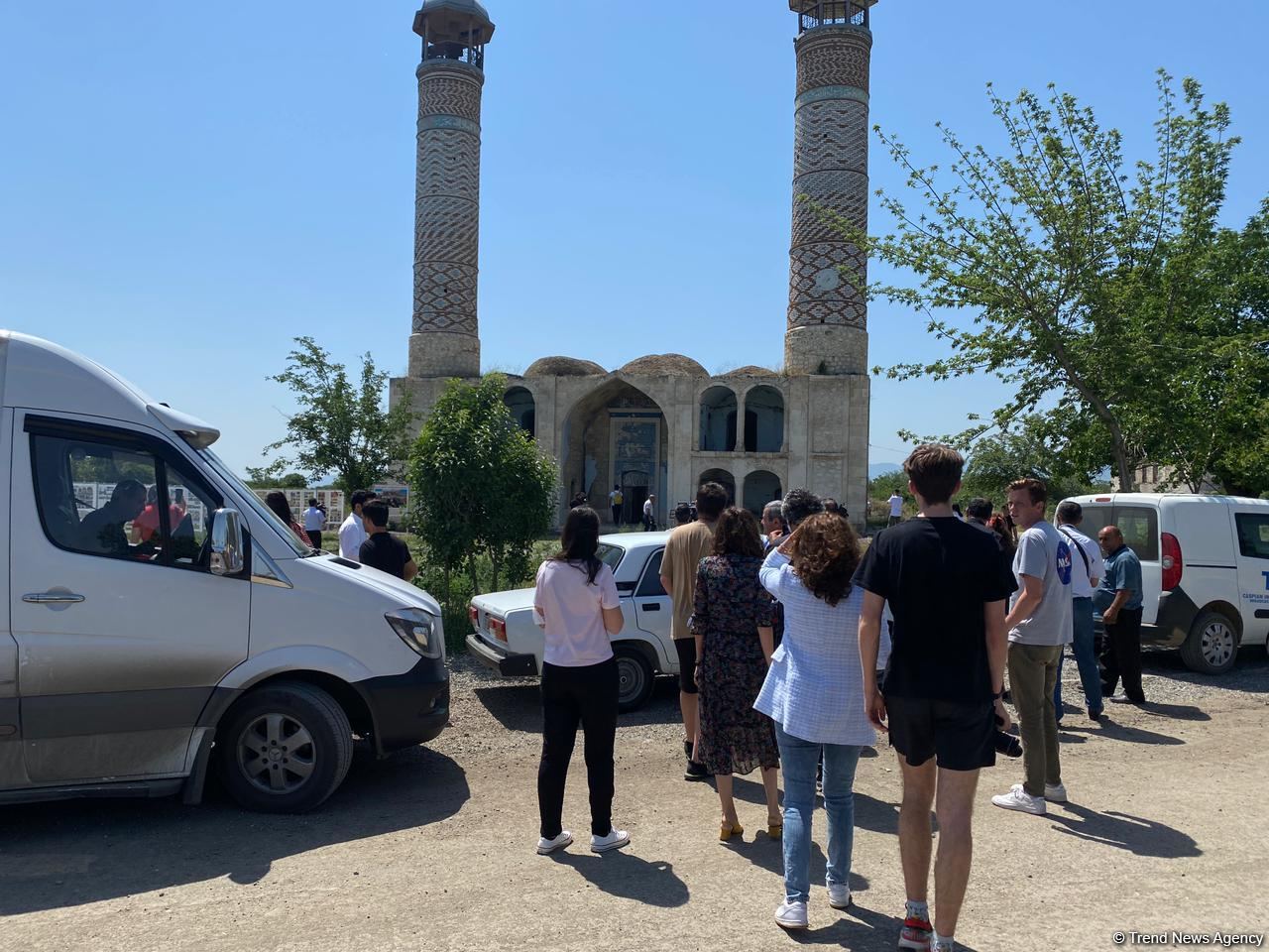 Зарубежные блогеры посетили Агдамскую мечеть (ФОТО)