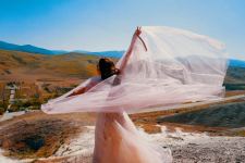 50-летний ветер Уснии Мурватовой на золотисто-красных горах Хызы (ФОТО/ВИДЕО)