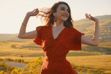 50-летний ветер Уснии Мурватовой на золотисто-красных горах Хызы (ФОТО/ВИДЕО)