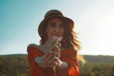 50-летний ветер Уснии Мурватовой на золотисто-красных горах Хызы (ФОТО/ВИДЕО)