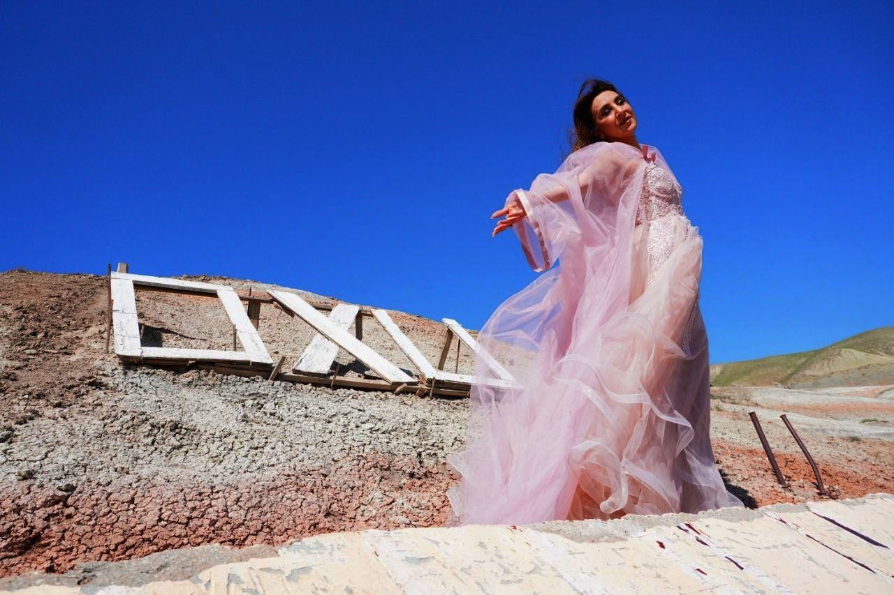 50-летний ветер Уснии Мурватовой на золотисто-красных горах Хызы (ФОТО/ВИДЕО)